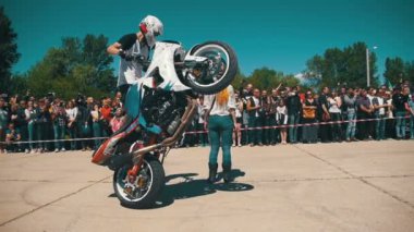 Dublör Moto Show. Moto binici arka tekerlek üzerinde sürmek. Bisikletçileri Parade ve gösteri. Ağır çekim