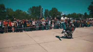 Dublör Moto Show. Moto binici arka tekerlek üzerinde sürmek. Bisikletçileri Parade ve gösteri. Ağır çekim