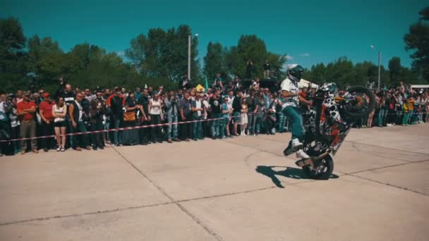 Pokaż Moto Stunt. Moto Rider jeździ na koło tylne. Parada rowerzystów i Pokaż. Zwolnionym tempie — Wideo stockowe