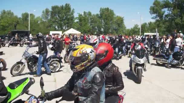 Mnoho motocyklů jezdit na kole festivalu — Stock video