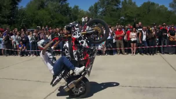 Stunt Moto Show. Deportes de motor extremos. Motociclistas desfile y espectáculo — Vídeos de Stock