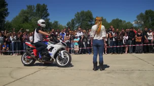 Stunt Moto Show. Extreme Motorsports. Desfile de motociclistas e show — Vídeo de Stock