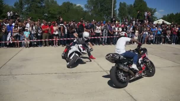 Pokaż Moto Stunt. Moto Rider jeździ na koło tylne. Parada rowerzystów i Pokaż. Zwolnionym tempie — Wideo stockowe