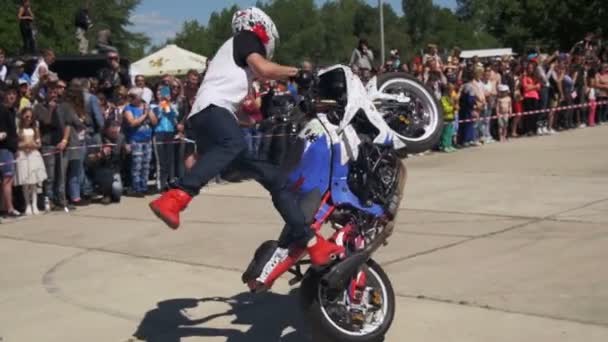 Moto Rider cavalca sulla ruota posteriore. Stunt Moto Show. Sfilata e spettacolo dei motociclisti. Rallentatore — Video Stock