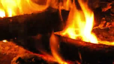 Gece kamp ateşi. Zaman atlamalı