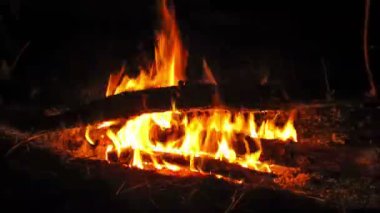 Gece kamp ateşi. Zaman atlamalı