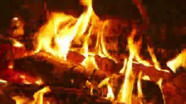 Gece kamp ateşi. Zaman atlamalı