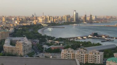 Deniz kenarında büyük bir şehrin en iyi görünümü. Gün gece için. Bakü, Azerbaycan. Zaman atlamalı