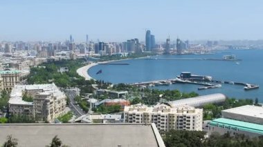 Panoramik bir büyük şehir Megalopolis yaz gün denizde tarafından. Bakü, Azerbaycan. Timelapse