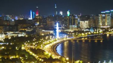 Büyük şehir Megalopolis gece denizin panoramik manzaralı. Bakü, Azerbaycan. Zaman atlamalı
