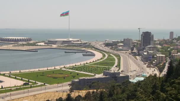 Panorámás kilátás nyílik a fenti egy nagy város, közel a tengerhez. Baku, Azerbajdzsán. Idő telik el — Stock videók