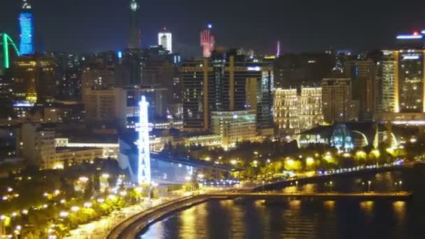 Vista panorámica de la gran ciudad Megalópolis junto al mar por la noche. Bakú, Azerbaiyán. Tiempo de caducidad — Vídeos de Stock
