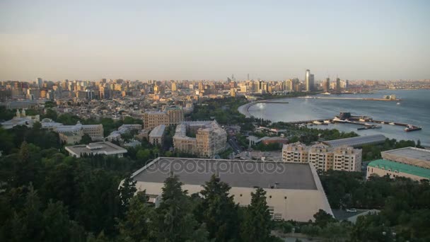Vista superior de una gran ciudad junto al mar. Día a noche. Bakú, Azerbaiyán. Tiempo de caducidad — Vídeo de stock
