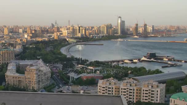 Deniz kenarında büyük bir şehrin en iyi görünümü. Gün gece için. Bakü, Azerbaycan. Zaman atlamalı — Stok video