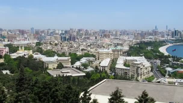 在夏季的一天在海边的大城市城市群的顶视图。巴库，阿塞拜疆。游戏中时光倒流 — 图库视频影像