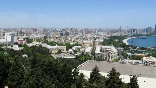 Πανοραμική άποψη της μια μεγάλη πόλη Μεγαλόπολης, δίπλα στη θάλασσα το καλοκαίρι την ημέρα. Μπακού, Αζερμπαϊτζάν. Timelapse — Αρχείο Βίντεο