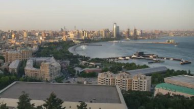 Panoramik deniz kenarında büyük bir şehir. Gün gece için. Timelapse