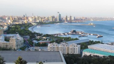 Panoramik deniz kenarında büyük bir şehir. Gün gece için. Timelapse