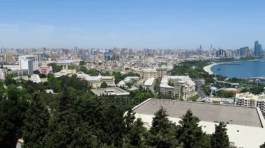 Bir büyük şehir Megalopolis yaz gün denizde tarafından en iyi görünümü. Bakü, Azerbaycan. Timelapse