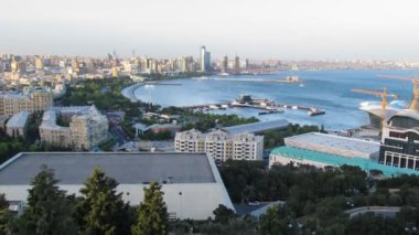 Deniz kenarında büyük bir şehrin en iyi görünümü. Gün gece için. Bakü, Azerbaycan. Zaman atlamalı