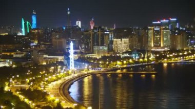 Üstten Görünüm geceleri deniz kenarında büyük bir şehir. Timelapse