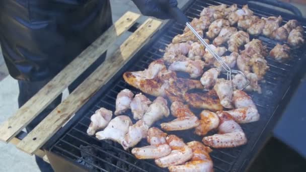 Grilled chicken on the grill. Slow Motion — Stock Video