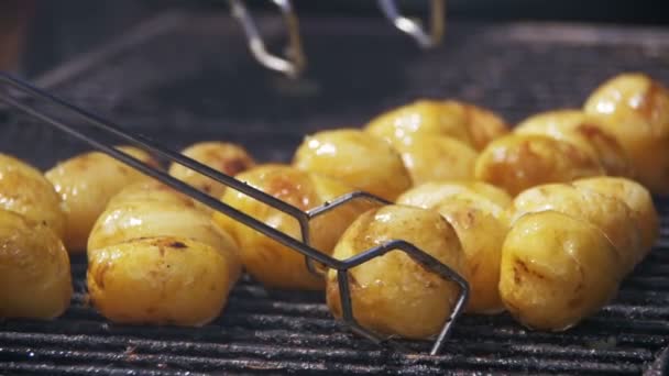 Batatas jovens se preparam em uma grelha em câmera lenta — Vídeo de Stock