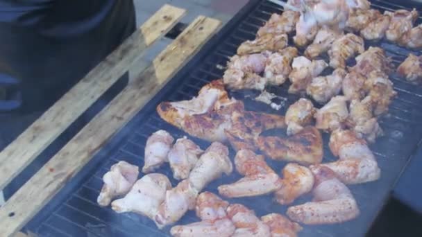 Carne de pollo cocinando en una parrilla de barbacoa — Vídeo de stock