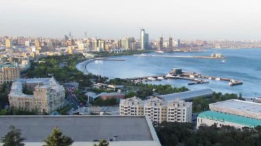 Panoramik deniz kenarında büyük bir şehir. Gün gece için. Timelapse