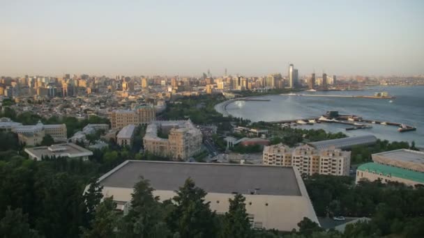Vista superior de una gran ciudad junto al mar. Día a noche. Bakú, Azerbaiyán. Tiempo de caducidad — Vídeos de Stock