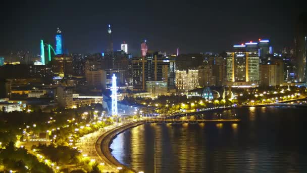 Widok z góry wielkiego miasta nad morzem w nocy. Timelapse — Wideo stockowe