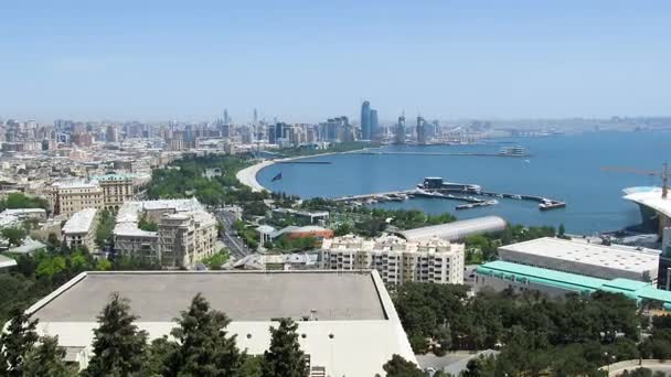 Vue de dessus d'une mégalopole de grande ville au bord de la mer le jour d'été. Bakou, Azerbaïdjan. Délai imparti — Video