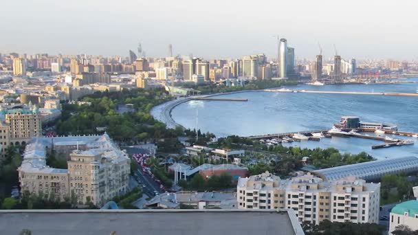 Vista superior de una gran ciudad junto al mar. Día a noche. Bakú, Azerbaiyán. Tiempo de caducidad — Vídeo de stock