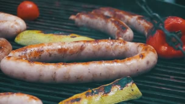 Koken Barbecue heerlijke worsten en groenten op de Grill. Slow Motion — Stockvideo