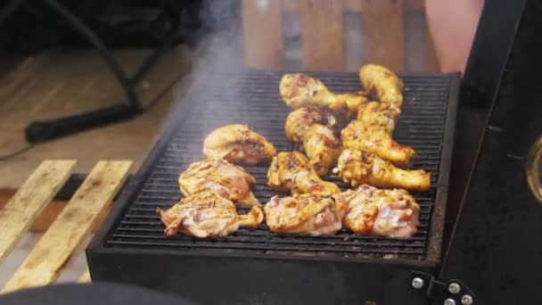 Grilled chicken on the grill — Stock Video