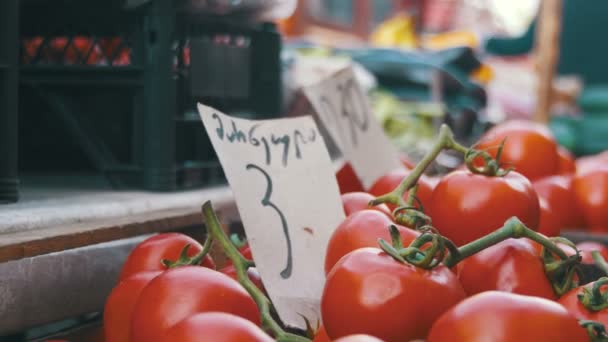 Mostra com Tomates e Legumes no Mercado de Mercearia. Comércio — Vídeo de Stock