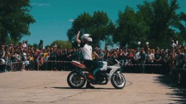 Dublör Moto Show. Moto binici arka tekerlek üzerinde sürmek. Bisikletçileri Parade ve gösteri. Ağır çekim