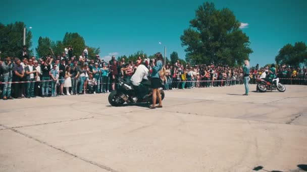 Stunt Moto Show. Sport motoristici estremi. Sfilata e spettacolo dei motociclisti. Rallentatore — Video Stock