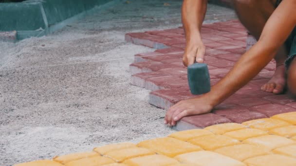 Colocación de azulejos de colores en un parque de la ciudad — Vídeo de stock