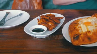 Acara Khachapuri yumurta Gürcü mutfağı restoran ile. Gürcü gıda.