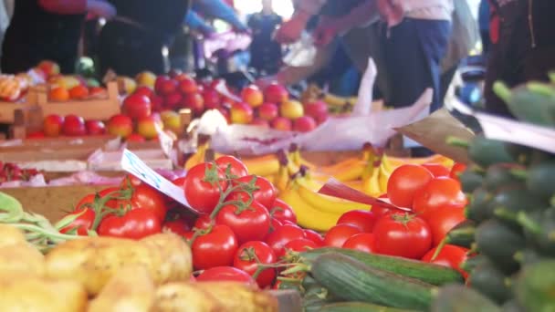 쇼케이스 야채입니다. 식품 시장에 야채와 함께 카운터. — 비디오