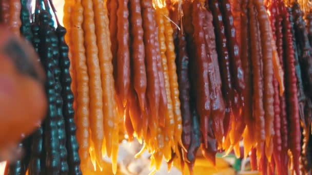 Vitrin piyasada Churchchel asmak Gürcü Milli yemekleri — Stok video