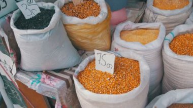 Gürcistan'daki piyasada torbalarda tahıl