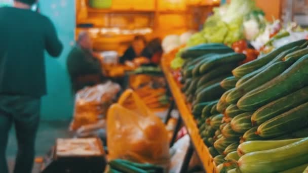 Exibir legumes. Contador com legumes no mercado de alimentos . — Vídeo de Stock