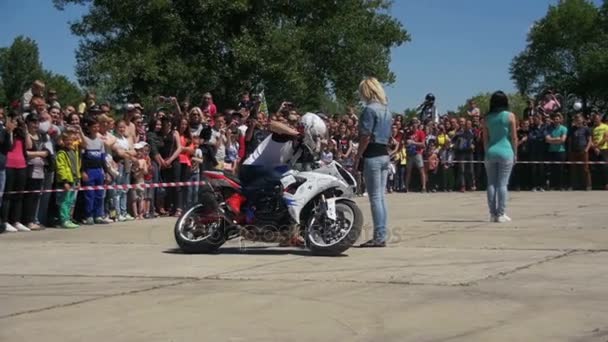Stunt Moto Show. Deportes de motor extremos. Desfile y espectáculo de motociclistas. Moción lenta — Vídeos de Stock