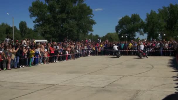 Stunt Moto Show. Sports mécaniques extrêmes. Défilé et spectacle des motards — Video