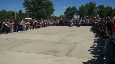 Dublör Moto Show. Aşırı motor sporları. Bisikletçileri geçit ve gösteri