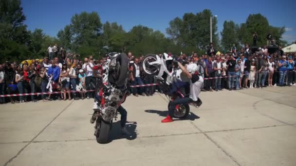 Stunt Moto Show. Moto Rider Rides on the Rear Wheel. Bikers Parade And Show. Slow Motion — Stock Video