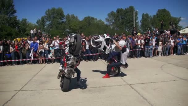 Stunt Moto Show. Moto Rider cavalca sulla ruota posteriore. Sfilata e spettacolo dei motociclisti. Rallentatore — Video Stock