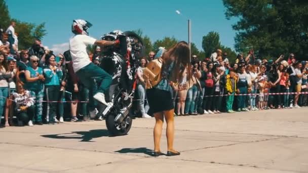 Pokaż Moto Stunt. Moto Rider jeździ na koło tylne. Parada rowerzystów i Pokaż. Zwolnionym tempie — Wideo stockowe